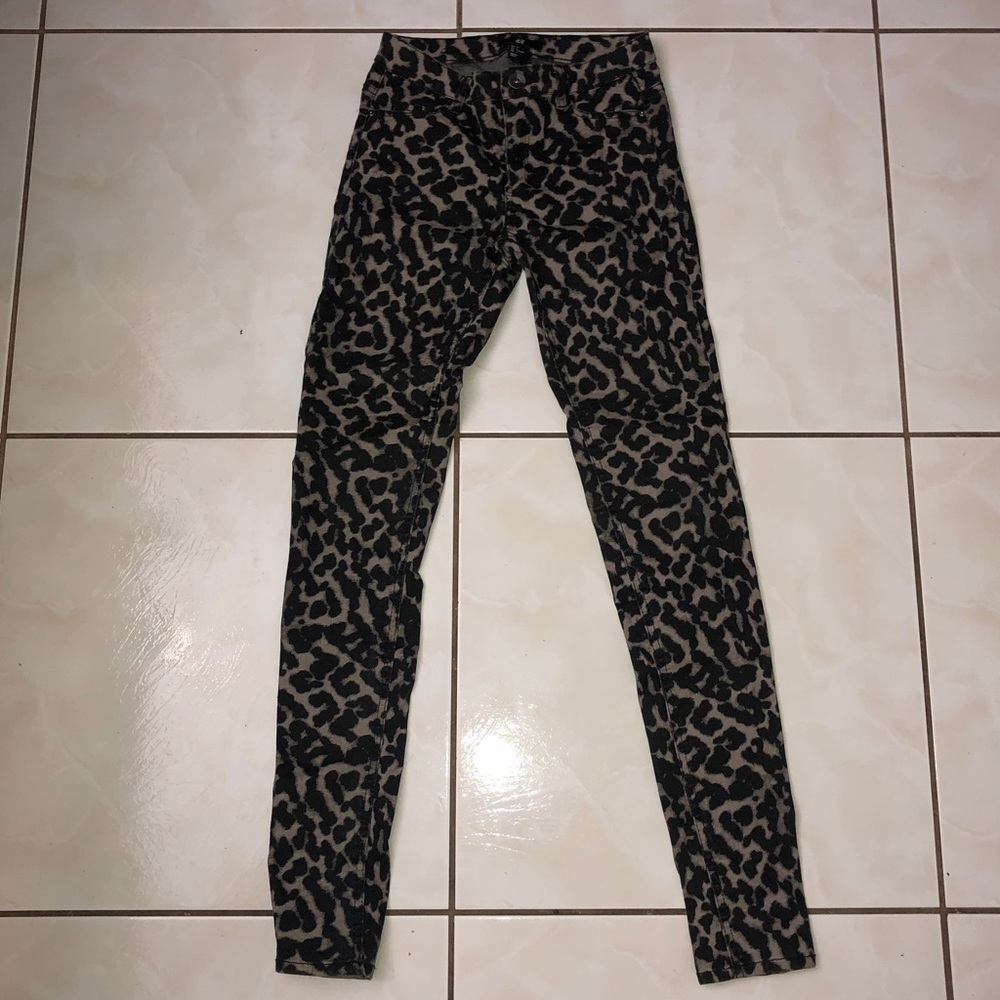 H&M grey leopard print skinny jeans